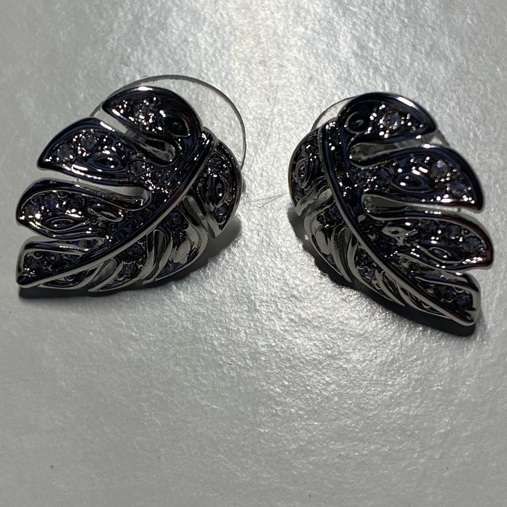 Tommy Bahama earrings